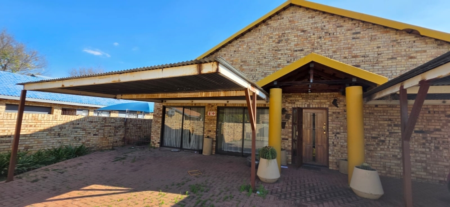 4 Bedroom Property for Sale in Kannoniers Park North West